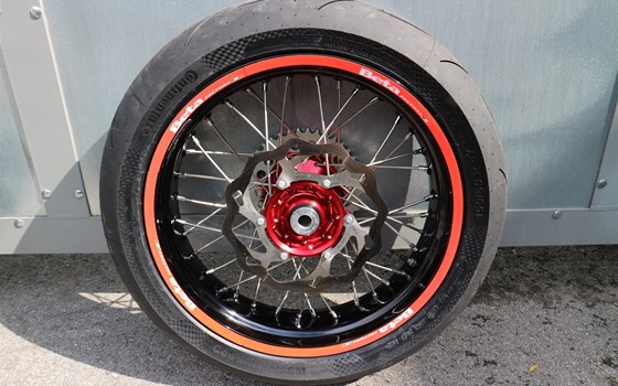 Umgebautes Motorrad Beta RR 300 2T von Akratec - Bild 3