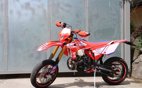 Umgebautes Motorrad Beta RR 300 2T von Akratec - Bild 4