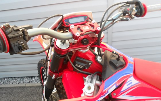 Umgebautes Motorrad Beta RR 498 4T von Akratec - Bild 2