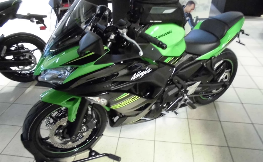 Umbgebautes Motorrad Kawasaki Ninja 650 KRT Bild 6: Umbgebautes Motorrad Kawasaki Ninja 650 KRT