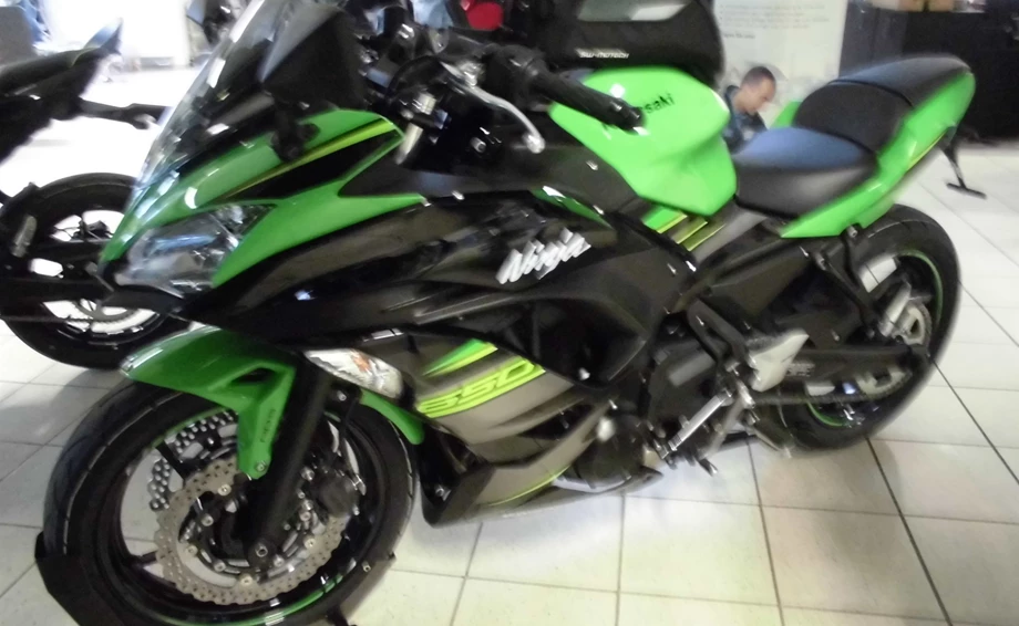 Umbgebautes Motorrad Kawasaki Ninja 650 KRT Bild 7: Umbgebautes Motorrad Kawasaki Ninja 650 KRT