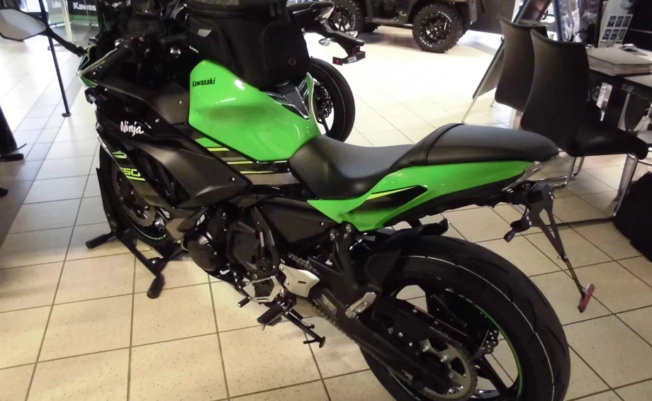 Umbgebautes Motorrad Kawasaki Ninja 650 KRT Bild 8: Umbgebautes Motorrad Kawasaki Ninja 650 KRT