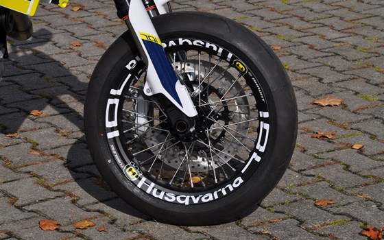 Umgebautes Motorrad Husqvarna 701 Supermoto von Zweirad Hermann - Bild 3 Umgebautes Motorrad Husqvarna 701 Supermoto von Zweirad Hermann - Bild 3