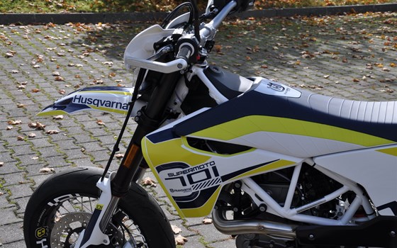Umgebautes Motorrad Husqvarna 701 Supermoto von Zweirad Hermann - Bild 9 Umgebautes Motorrad Husqvarna 701 Supermoto von Zweirad Hermann - Bild 9
