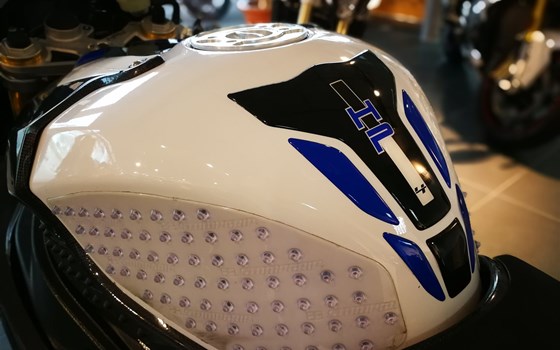Umgebautes Motorrad BMW HP4 von BMW Motorradcenter Heermann-Rhein - Bild 14 Umgebautes Motorrad BMW HP4 von BMW Motorradcenter Heermann-Rhein - Bild 14