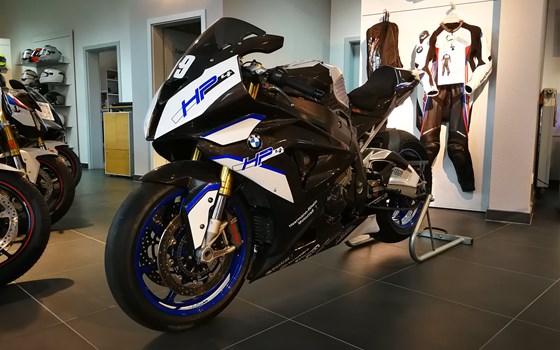 Umgebautes Motorrad BMW HP4 von BMW Motorradcenter Heermann-Rhein - Bild 2 Umgebautes Motorrad BMW HP4 von BMW Motorradcenter Heermann-Rhein - Bild 2
