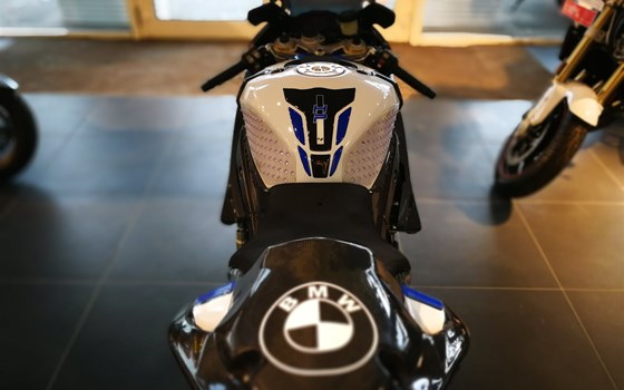Umgebautes Motorrad BMW HP4 von BMW Motorradcenter Heermann-Rhein - Bild 7 Umgebautes Motorrad BMW HP4 von BMW Motorradcenter Heermann-Rhein - Bild 7
