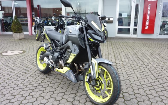 Umgebautes Motorrad Yamaha MT-09 von Zweirad-Center Zöller - Bild 2 Umgebautes Motorrad Yamaha MT-09 von Zweirad-Center Zöller - Bild 2