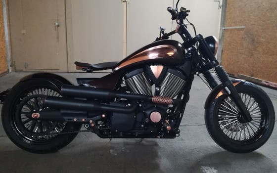 Umgebautes Motorrad Victory Vegas 8-Ball von UN S-4 - Bild 1 Umgebautes Motorrad Victory Vegas 8-Ball von UN S-4 - Bild 1