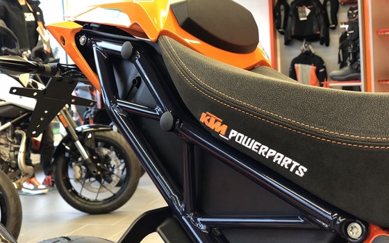 Umgebautes Motorrad KTM 1290 Super Duke R von Biker`s Point Fuchs GmbH & Co. KG - Bild 12 Umgebautes Motorrad KTM 1290 Super Duke R von Biker`s Point Fuchs GmbH & Co. KG - Bild 12