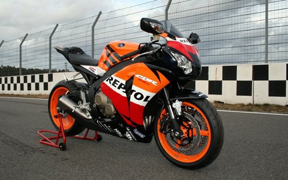 Umgebautes Motorrad Honda CBR 900 RR Fireblade von Big Point Motorradhandels GmbH & CO. KG - Bild 2