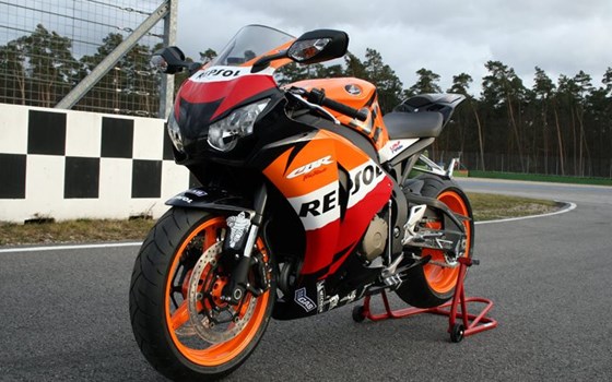 Umgebautes Motorrad Honda CBR 900 RR Fireblade von Big Point Motorradhandels GmbH & CO. KG - Bild 3