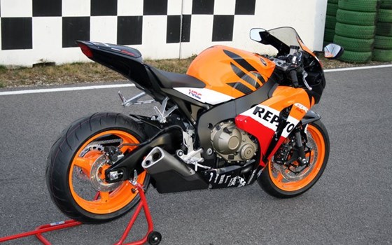 Umgebautes Motorrad Honda CBR 900 RR Fireblade von Big Point Motorradhandels GmbH & CO. KG - Bild 5