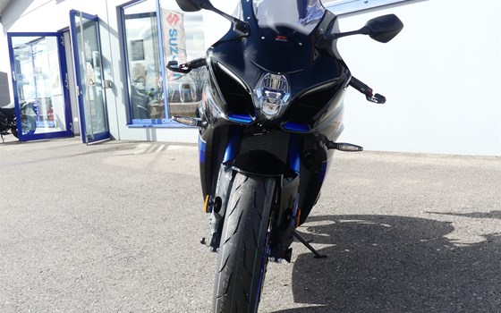 Umgebautes Motorrad Suzuki GSX-R 1000 R von Biker Stable GmbH & Co. KG - Bild 4 Umgebautes Motorrad Suzuki GSX-R 1000 R von Biker Stable GmbH & Co. KG - Bild 4