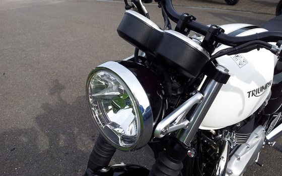 Umgebautes Motorrad Triumph Thruxton 1200 von Motorradhaus Löhmer GmbH - Bild 9 Umgebautes Motorrad Triumph Thruxton 1200 von Motorradhaus Löhmer GmbH - Bild 9