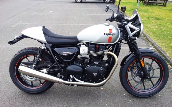 Umgebautes Motorrad Triumph Street Twin von Motorradhaus Löhmer GmbH - Bild 3 Umgebautes Motorrad Triumph Street Twin von Motorradhaus Löhmer GmbH - Bild 3