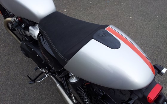 Umgebautes Motorrad Triumph Street Twin von Motorradhaus Löhmer GmbH - Bild 8 Umgebautes Motorrad Triumph Street Twin von Motorradhaus Löhmer GmbH - Bild 8