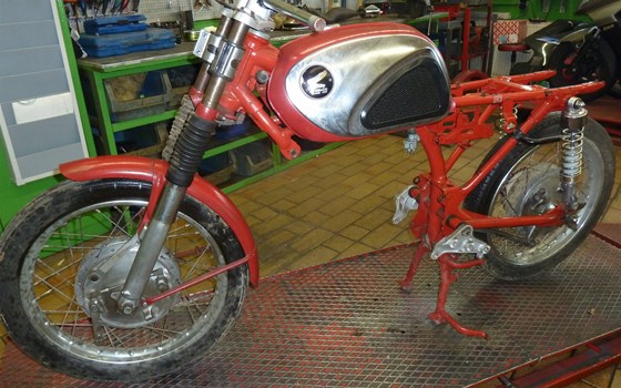 Umgebautes Motorrad Honda CB 72 von Zweirad Schneider Inh. Gerd Schneider - Bild 2 Umgebautes Motorrad Honda CB 72 von Zweirad Schneider Inh. Gerd Schneider - Bild 2