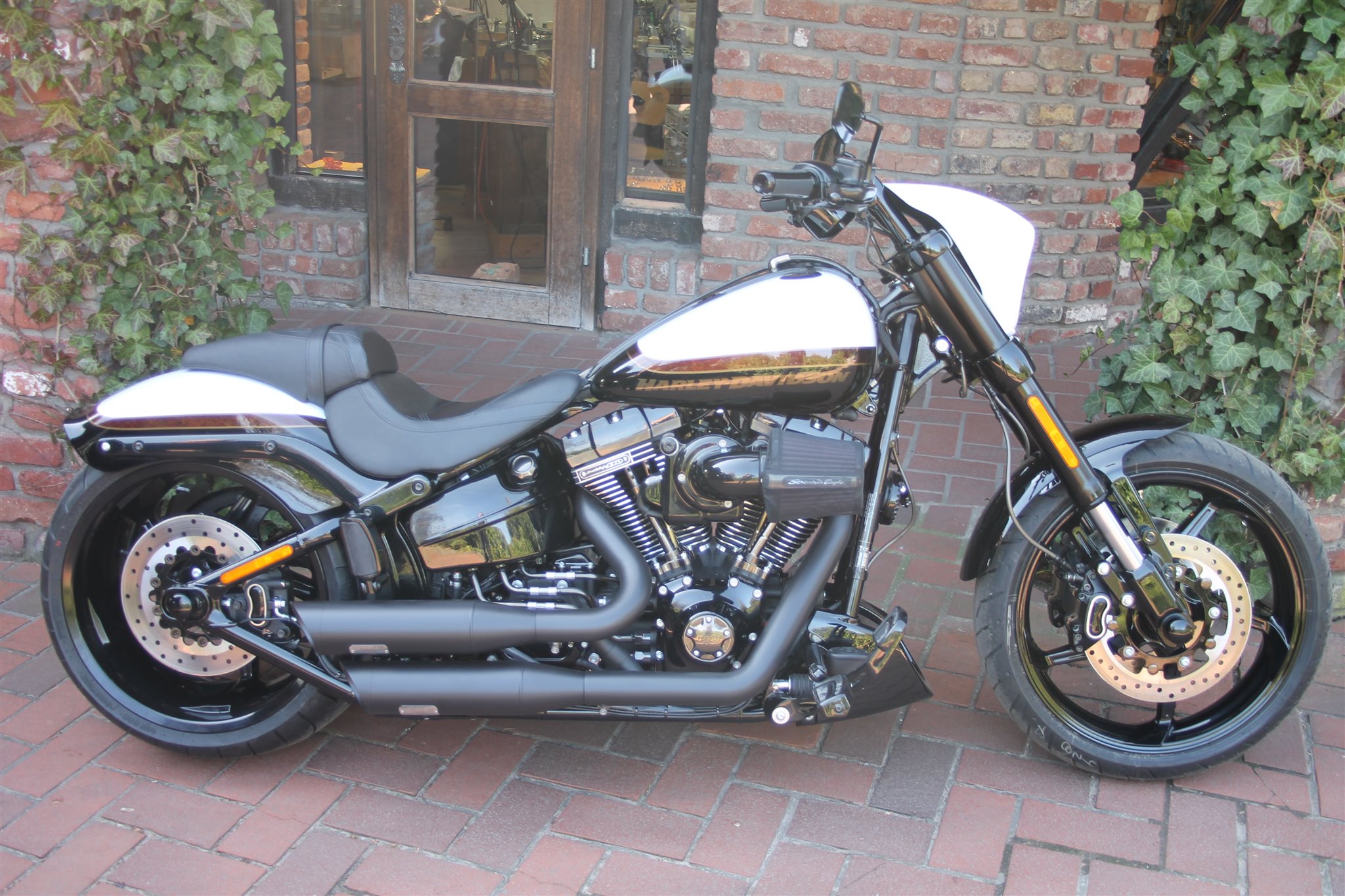 Umgebautes Motorrad Harley-Davidson CVO Breakout FXSBSE von X-Trem  Custombikes 