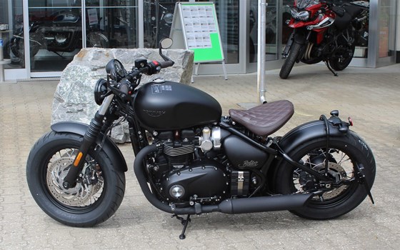 Umgebautes Motorrad Triumph Bonneville Bobber Black von TRIUMPH Chemnitz Böttger und Budach OHG - Bild 1 Umgebautes Motorrad Triumph Bonneville Bobber Black von TRIUMPH Chemnitz Böttger und Budach OHG - Bild 1