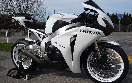 Umgebautes Motorrad Honda CBR1000RR Fireblade von Direct Performance - Bild 1 Umgebautes Motorrad Honda CBR1000RR Fireblade von Direct Performance - Bild 1