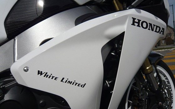 Umgebautes Motorrad Honda CBR1000RR Fireblade von Direct Performance - Bild 7 Umgebautes Motorrad Honda CBR1000RR Fireblade von Direct Performance - Bild 7