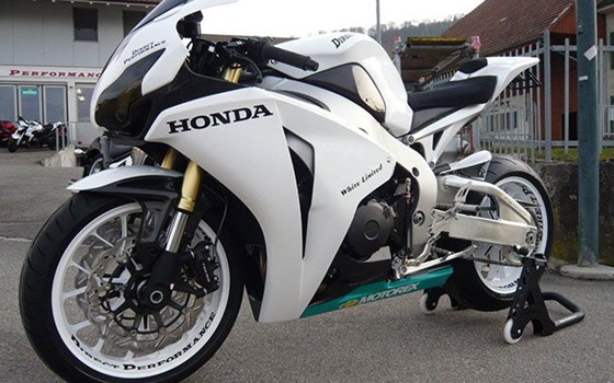 Umgebautes Motorrad Honda CBR1000RR Fireblade von Direct Performance - Bild 9 Umgebautes Motorrad Honda CBR1000RR Fireblade von Direct Performance - Bild 9