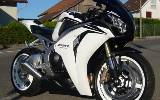 Umgebautes Motorrad Honda CBR1000RR Fireblade von Direct Performance - Bild 1 Umgebautes Motorrad Honda CBR1000RR Fireblade von Direct Performance - Bild 1