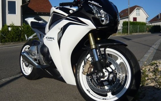 Umgebautes Motorrad Honda CBR1000RR Fireblade von Direct Performance - Bild 2 Umgebautes Motorrad Honda CBR1000RR Fireblade von Direct Performance - Bild 2