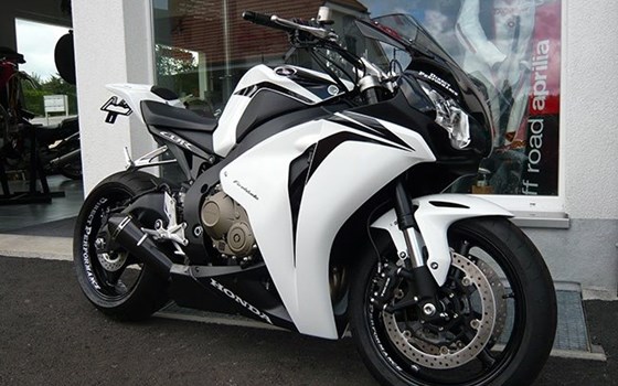 Umgebautes Motorrad Honda CBR1000RR Fireblade von Direct Performance - Bild 1 Umgebautes Motorrad Honda CBR1000RR Fireblade von Direct Performance - Bild 1
