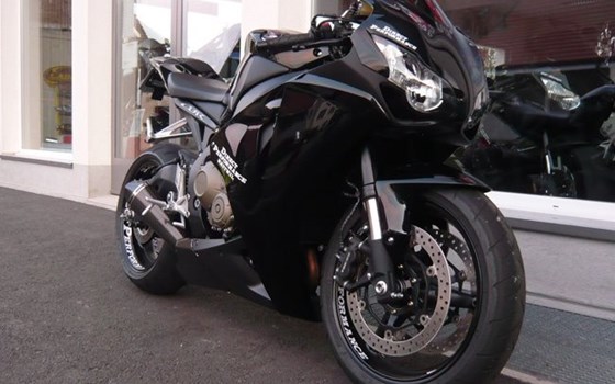 Umgebautes Motorrad Honda CBR1000RR Fireblade von Direct Performance - Bild 2