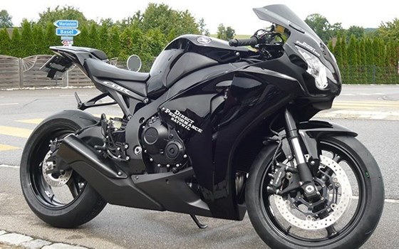 Umgebautes Motorrad Honda CBR1000RR Fireblade von Direct Performance - Bild 1 Umgebautes Motorrad Honda CBR1000RR Fireblade von Direct Performance - Bild 1