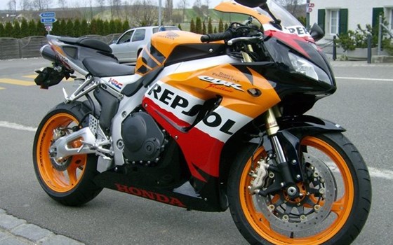 Umgebautes Motorrad Honda CBR1000RR Fireblade von Direct Performance - Bild 1