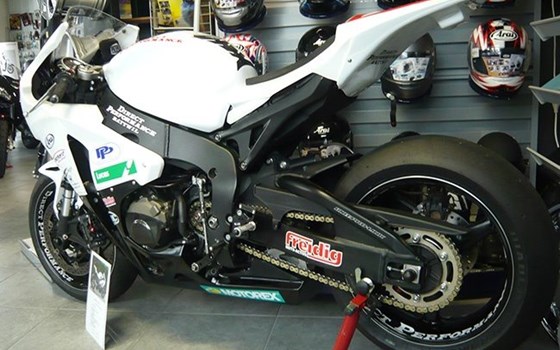 Umgebautes Motorrad Honda CBR1000RR Fireblade von Direct Performance - Bild 2 Umgebautes Motorrad Honda CBR1000RR Fireblade von Direct Performance - Bild 2