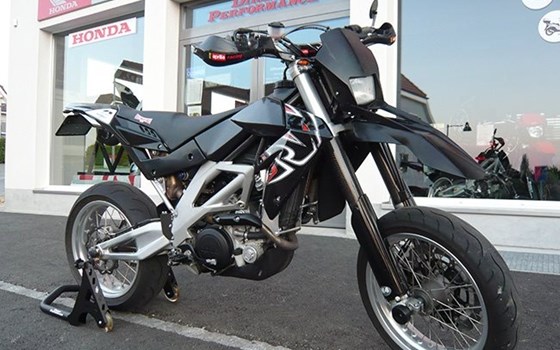 Umgebautes Motorrad Aprilia SXV 550 Supermoto von Direct Performance - Bild 1 Umgebautes Motorrad Aprilia SXV 550 Supermoto von Direct Performance - Bild 1
