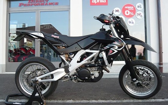 Umgebautes Motorrad Aprilia SXV 550 Supermoto von Direct Performance - Bild 3 Umgebautes Motorrad Aprilia SXV 550 Supermoto von Direct Performance - Bild 3