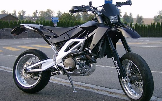 Umgebautes Motorrad Aprilia SXV 550 Supermoto von Direct Performance - Bild 1 Umgebautes Motorrad Aprilia SXV 550 Supermoto von Direct Performance - Bild 1