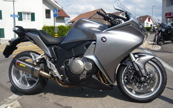 Umgebautes Motorrad Honda VFR 1200 F von Direct Performance - Bild 6 Umgebautes Motorrad Honda VFR 1200 F von Direct Performance - Bild 6