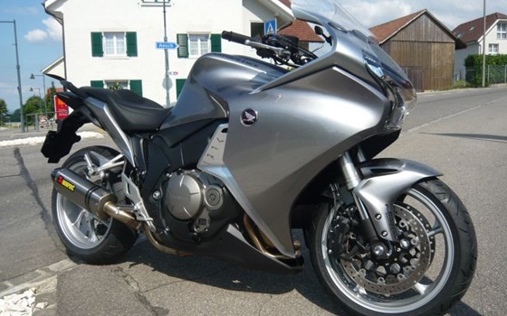 Umgebautes Motorrad Honda VFR 1200 F von Direct Performance - Bild 1 Umgebautes Motorrad Honda VFR 1200 F von Direct Performance - Bild 1