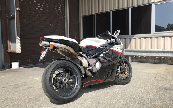 Umgebautes Motorrad MV Agusta F4 1000 RR von Pat-Bikes AG - Bild 2