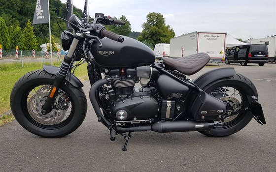 Umgebautes Motorrad Triumph Bonneville Bobber Black von Motorradhaus Löhmer GmbH - Bild 2 Umgebautes Motorrad Triumph Bonneville Bobber Black von Motorradhaus Löhmer GmbH - Bild 2
