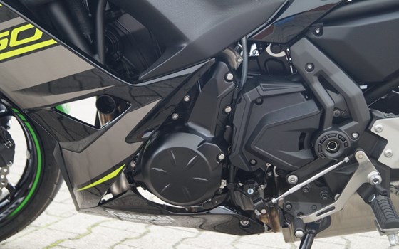 Umgebautes Motorrad Kawasaki Ninja 650 KRT von Rolf Berentelg GmbH & Co.KG - Bild 8 Umgebautes Motorrad Kawasaki Ninja 650 KRT von Rolf Berentelg GmbH & Co.KG - Bild 8