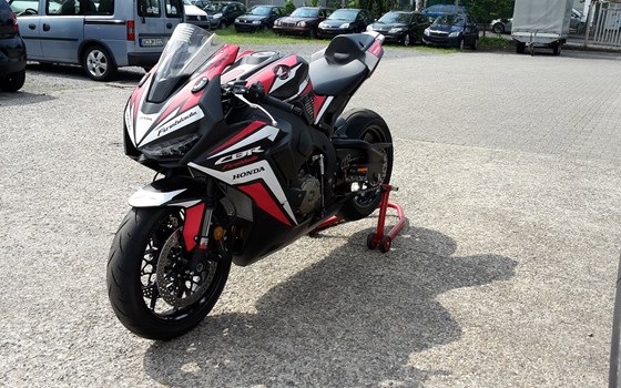 Umgebautes Motorrad Honda CBR1000RR Fireblade von Dino - Motorradtechnik - Bild 1 Umgebautes Motorrad Honda CBR1000RR Fireblade von Dino - Motorradtechnik - Bild 1