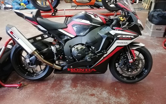 Umgebautes Motorrad Honda CBR1000RR Fireblade von Dino - Motorradtechnik - Bild 10 Umgebautes Motorrad Honda CBR1000RR Fireblade von Dino - Motorradtechnik - Bild 10