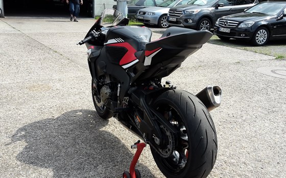 Umgebautes Motorrad Honda CBR1000RR Fireblade von Dino - Motorradtechnik - Bild 2 Umgebautes Motorrad Honda CBR1000RR Fireblade von Dino - Motorradtechnik - Bild 2