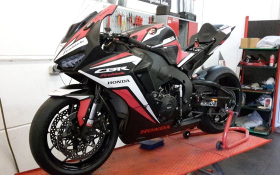 Umgebautes Motorrad Honda CBR1000RR Fireblade von Dino - Motorradtechnik - Bild 4 Umgebautes Motorrad Honda CBR1000RR Fireblade von Dino - Motorradtechnik - Bild 4