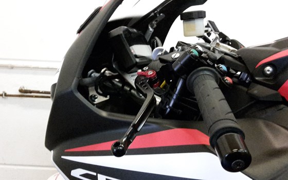 Umgebautes Motorrad Honda CBR1000RR Fireblade von Dino - Motorradtechnik - Bild 5 Umgebautes Motorrad Honda CBR1000RR Fireblade von Dino - Motorradtechnik - Bild 5