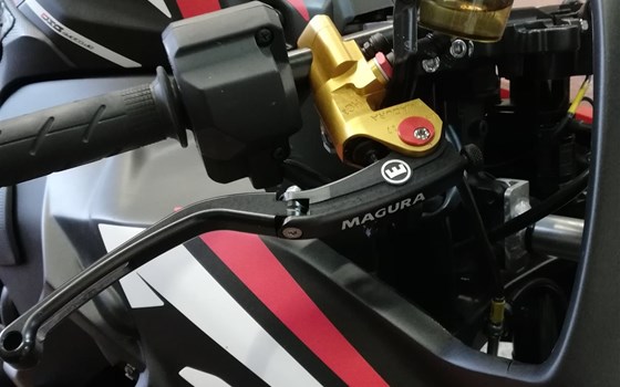 Umgebautes Motorrad Honda CBR1000RR Fireblade von Dino - Motorradtechnik - Bild 8 Umgebautes Motorrad Honda CBR1000RR Fireblade von Dino - Motorradtechnik - Bild 8