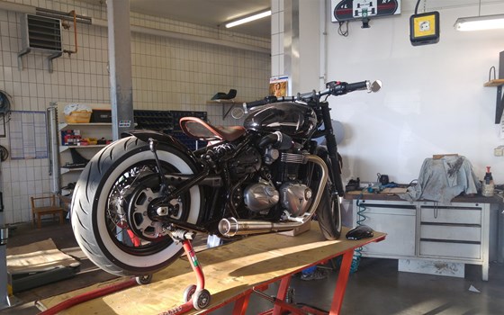 Umgebautes Motorrad Triumph Bonneville Bobber von Stärker-Profil GmbH - Bild 2 Umgebautes Motorrad Triumph Bonneville Bobber von Stärker-Profil GmbH - Bild 2