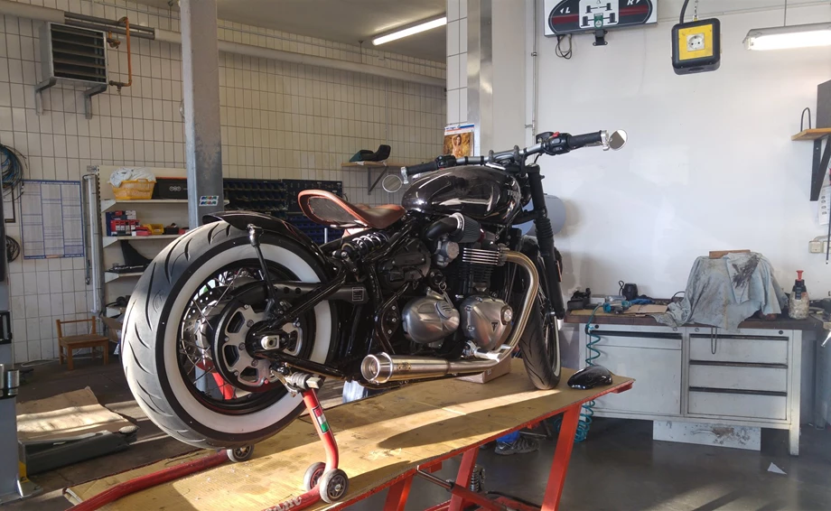 Umbgebautes Motorrad Triumph Bonneville Bobber Bild 2: Umbgebautes Motorrad Triumph Bonneville Bobber